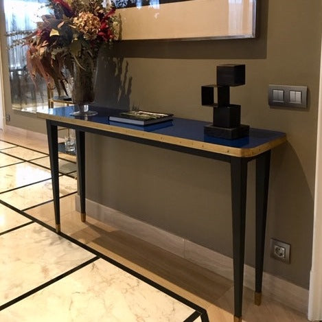 Console de la collection Julieta avec détails personnalisables en laiton d'inspiration années 50