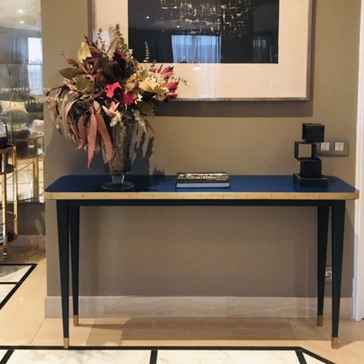 Console de la collection Julieta avec détails personnalisables en laiton d'inspiration années 50