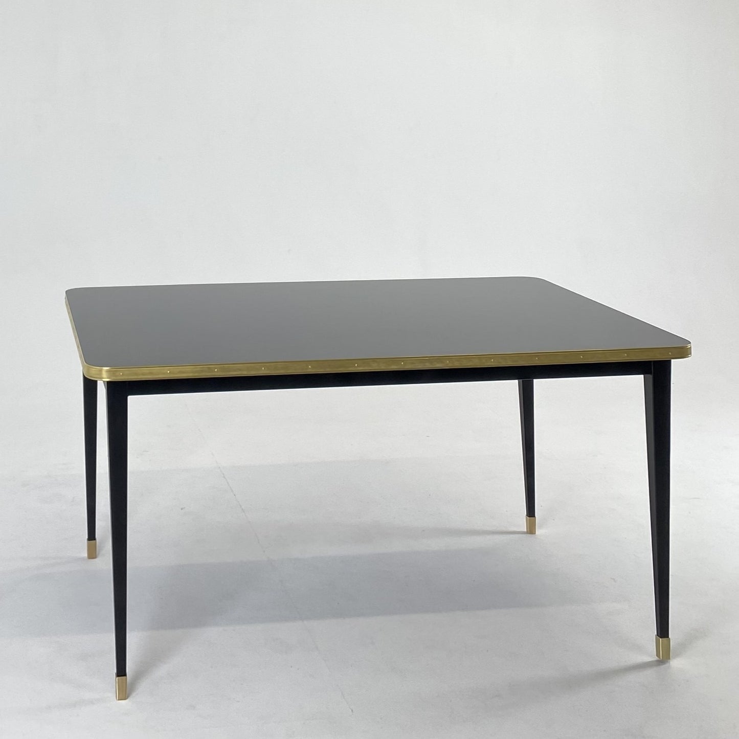 Table Juliette carrée avec pieds coniques brillants et détails en laiton