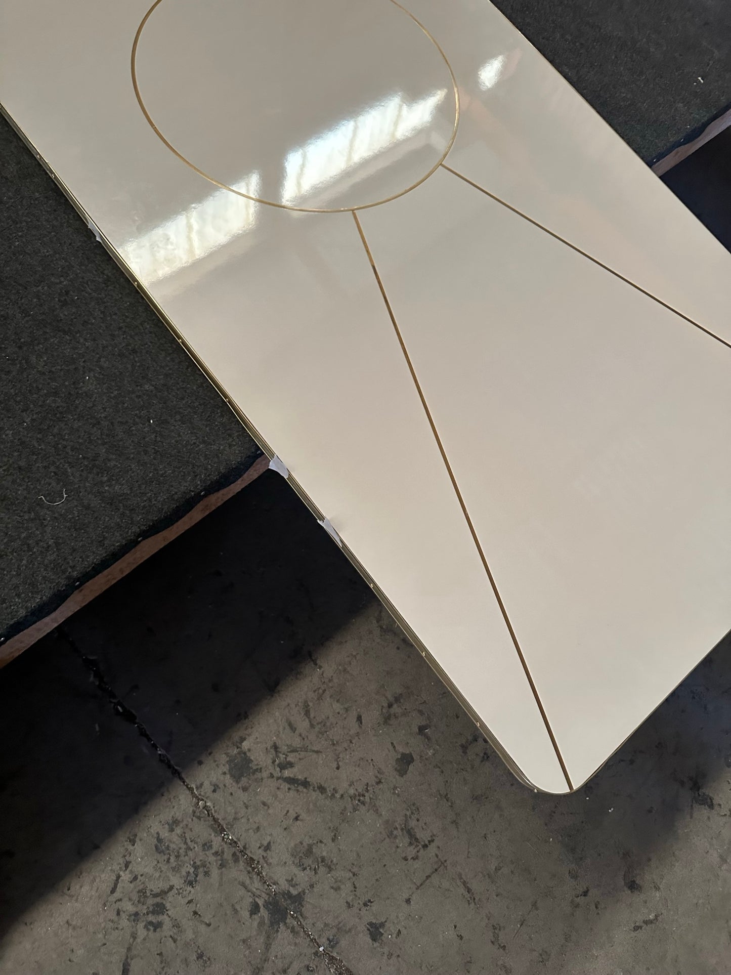 Cabecero de Cama Julieta Mid-Century a Medida Detalles de Latón