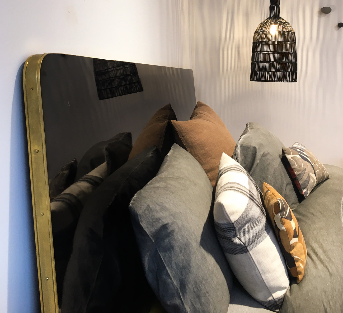 Cabecero de Cama Julieta Mid-Century a Medida Detalles de Latón