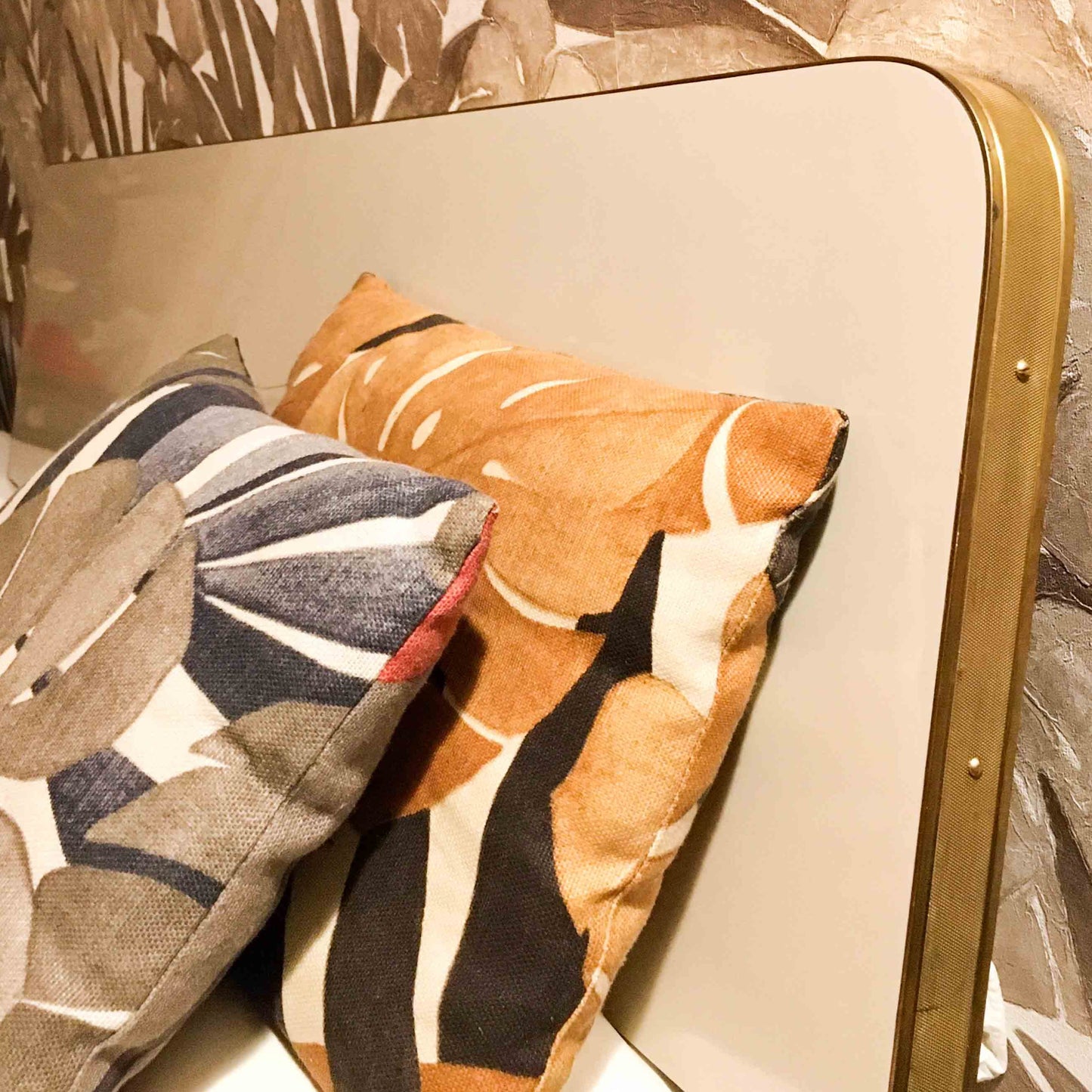 Cabecero de Cama Julieta Mid-Century a Medida Detalles de Latón