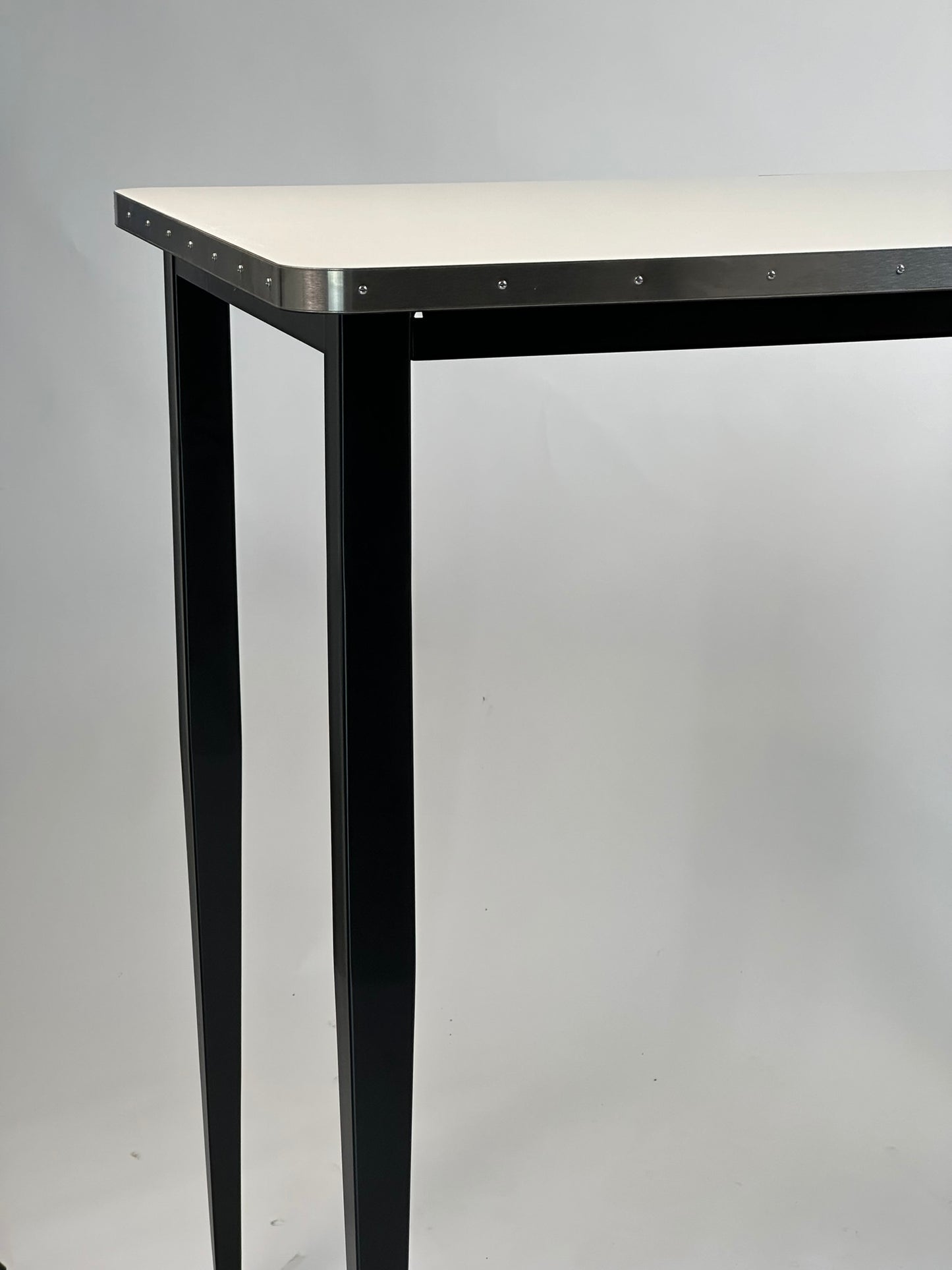 Console de la collection Julieta avec détails personnalisables en laiton d'inspiration années 50