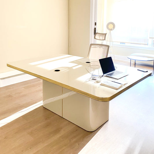 Mesas de Trabajo Hechas a Medida en Laminado de Alto Brillo y Detalles de Metal