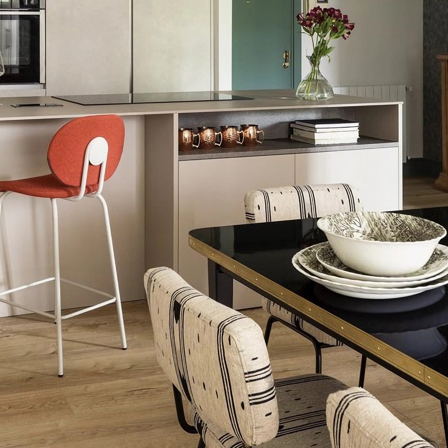 Table Juliette carrée avec pieds coniques brillants et détails en laiton