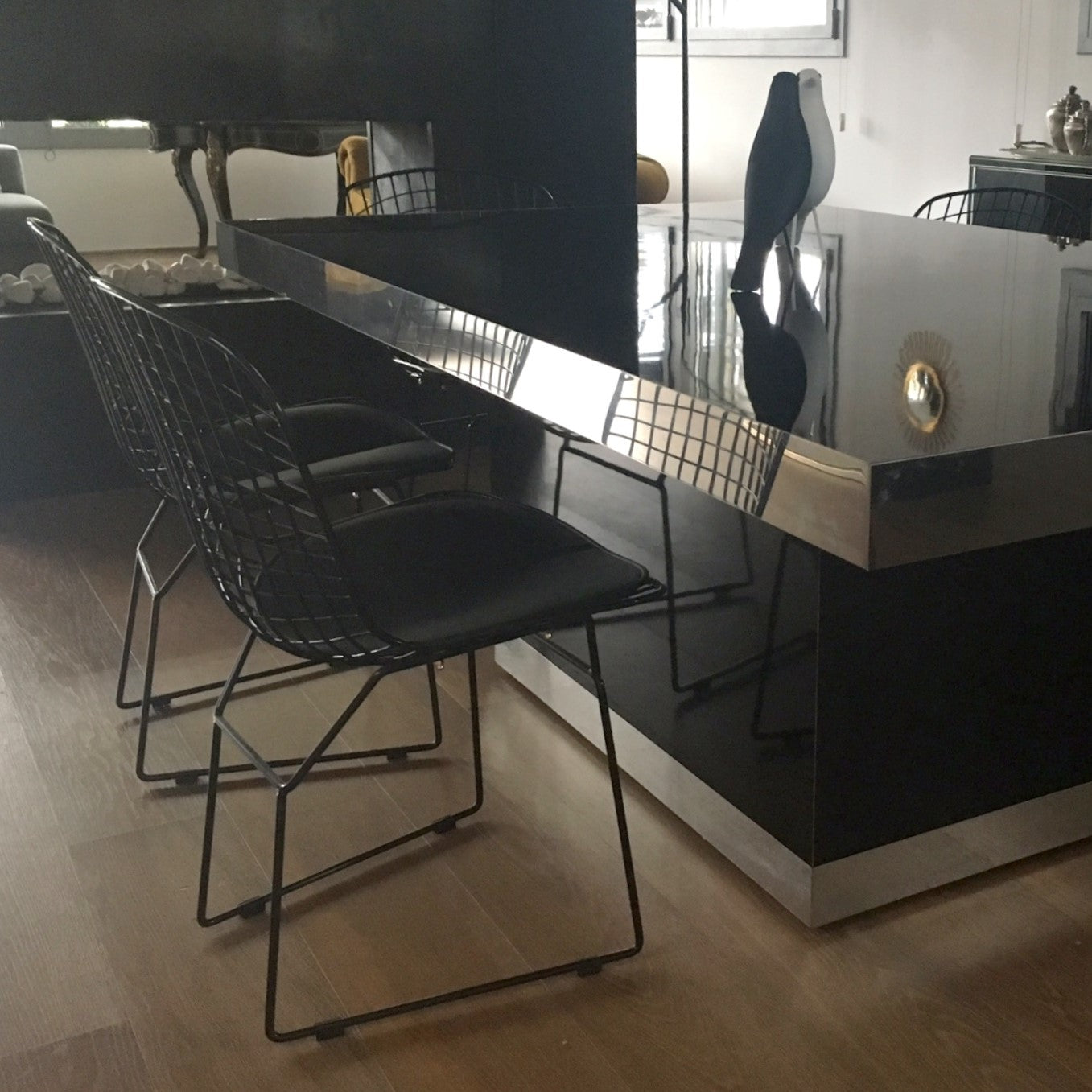 Table carrée Malibu Inspiration rétro du milieu du siècle Détails en laiton ou en acier Personnalisable