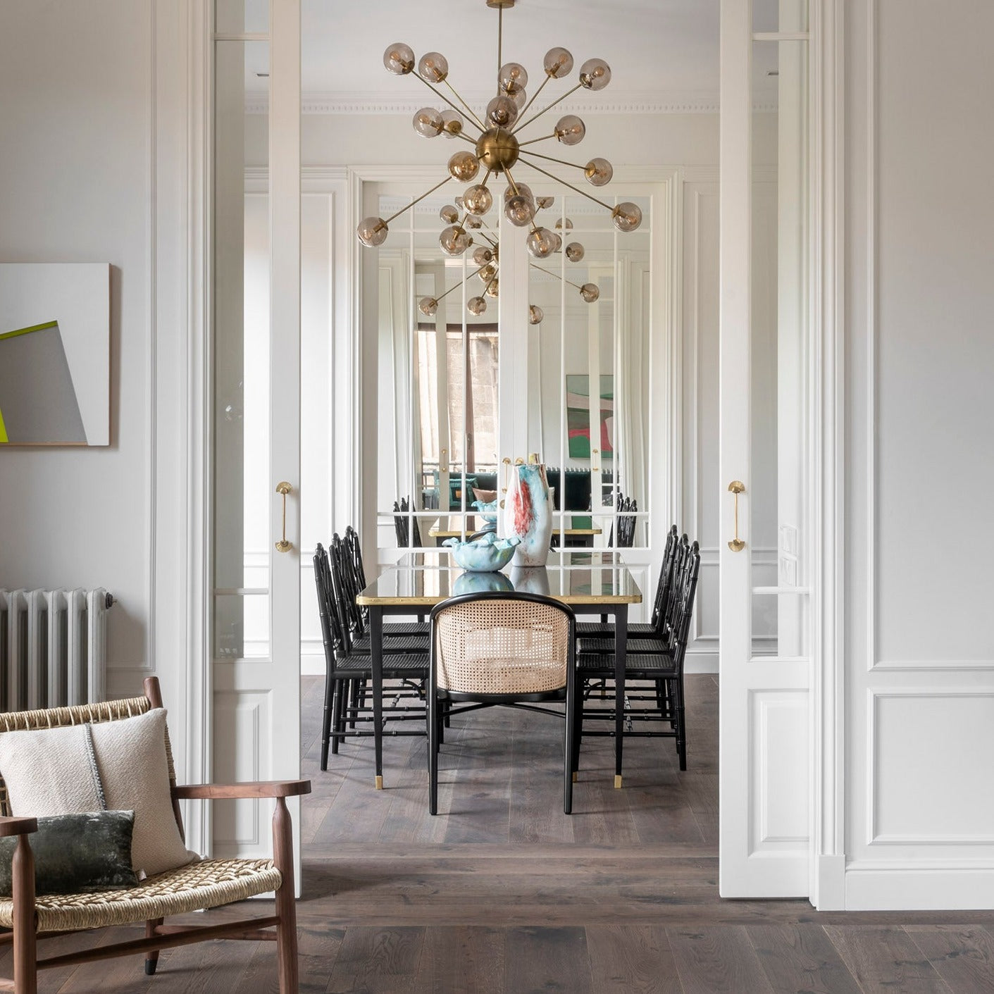 Table Juliette rectangulaire avec pieds coniques brillants et détails en laiton