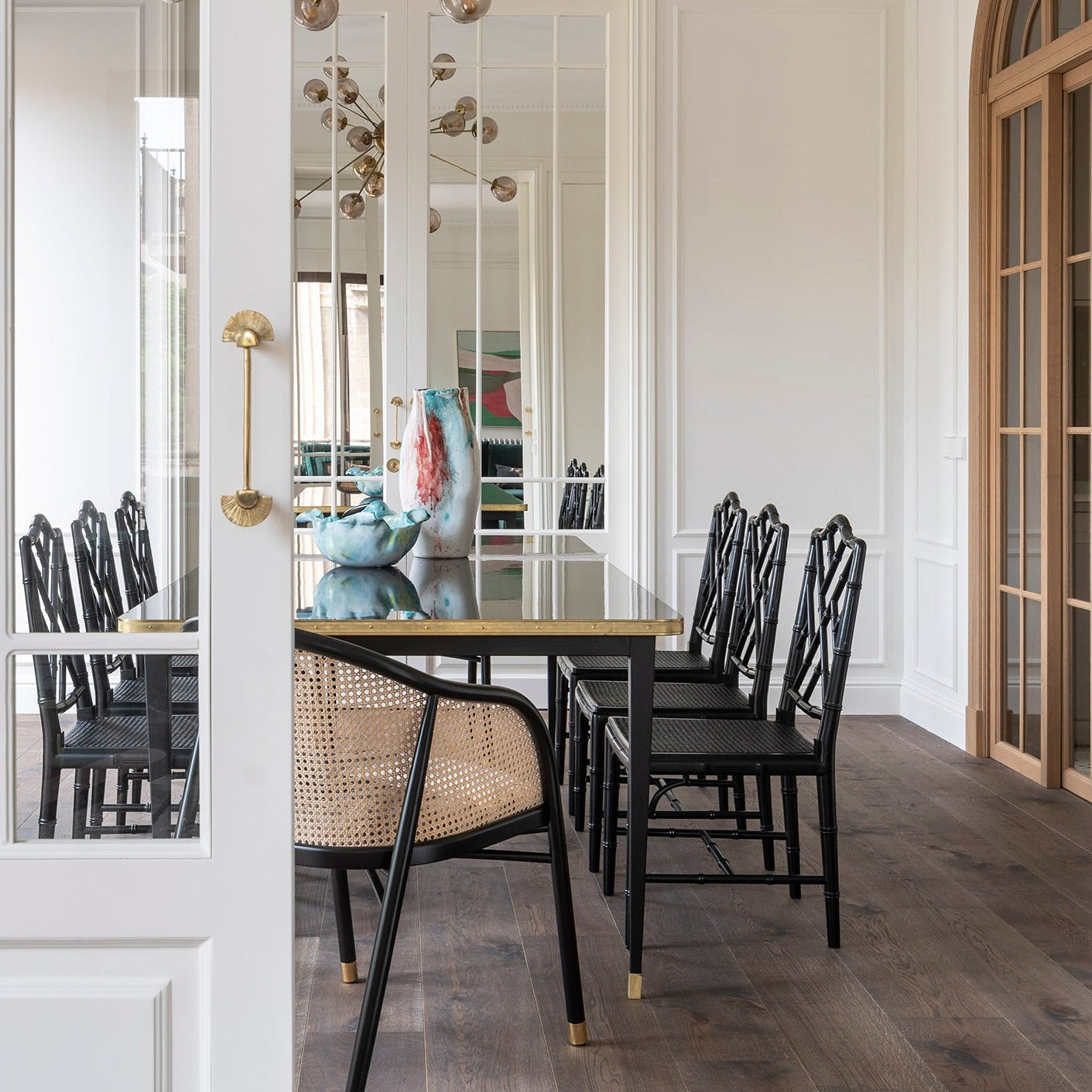 Table Juliette rectangulaire avec pieds coniques brillants et détails en laiton