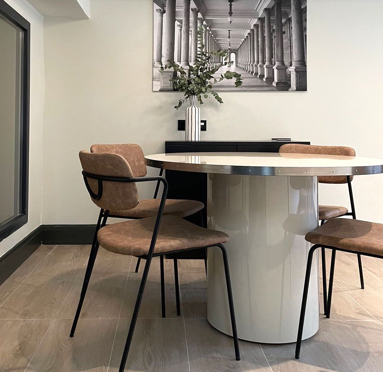 Table Ronde Julieta, Piédestal Brillant et base en Métal