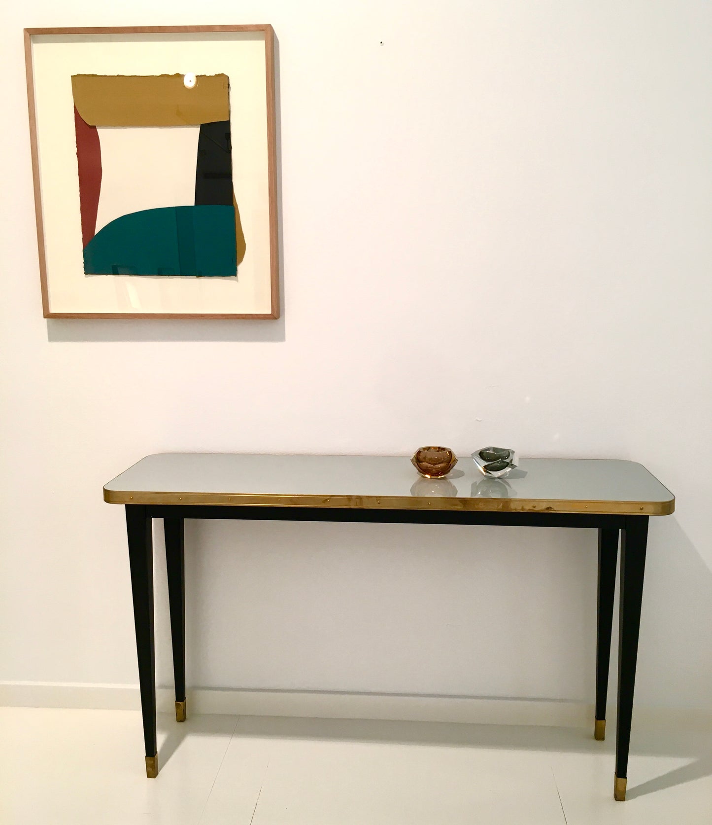 Console de la collection Julieta avec détails personnalisables en laiton d'inspiration années 50