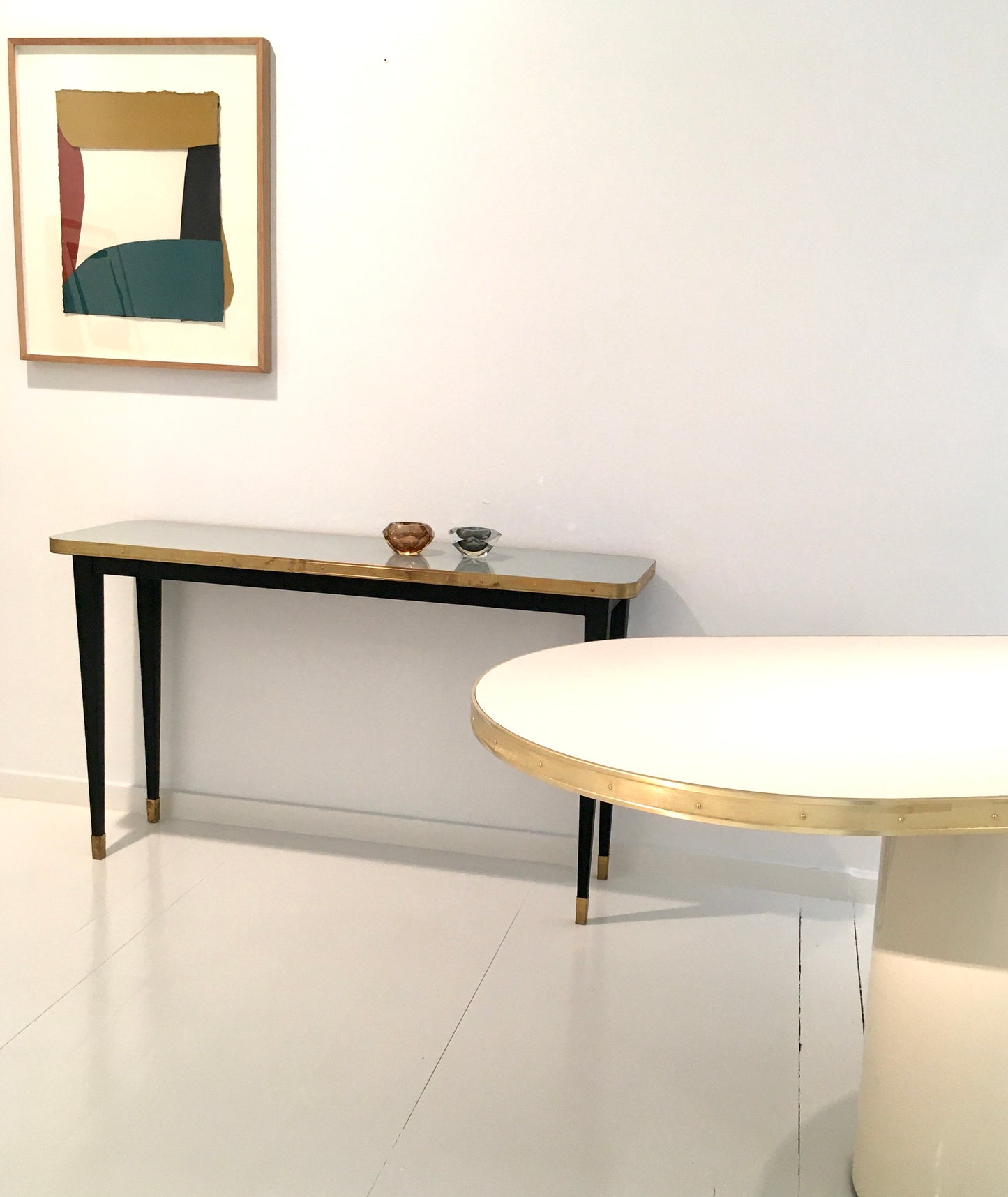 Console de la collection Julieta avec détails personnalisables en laiton d'inspiration années 50