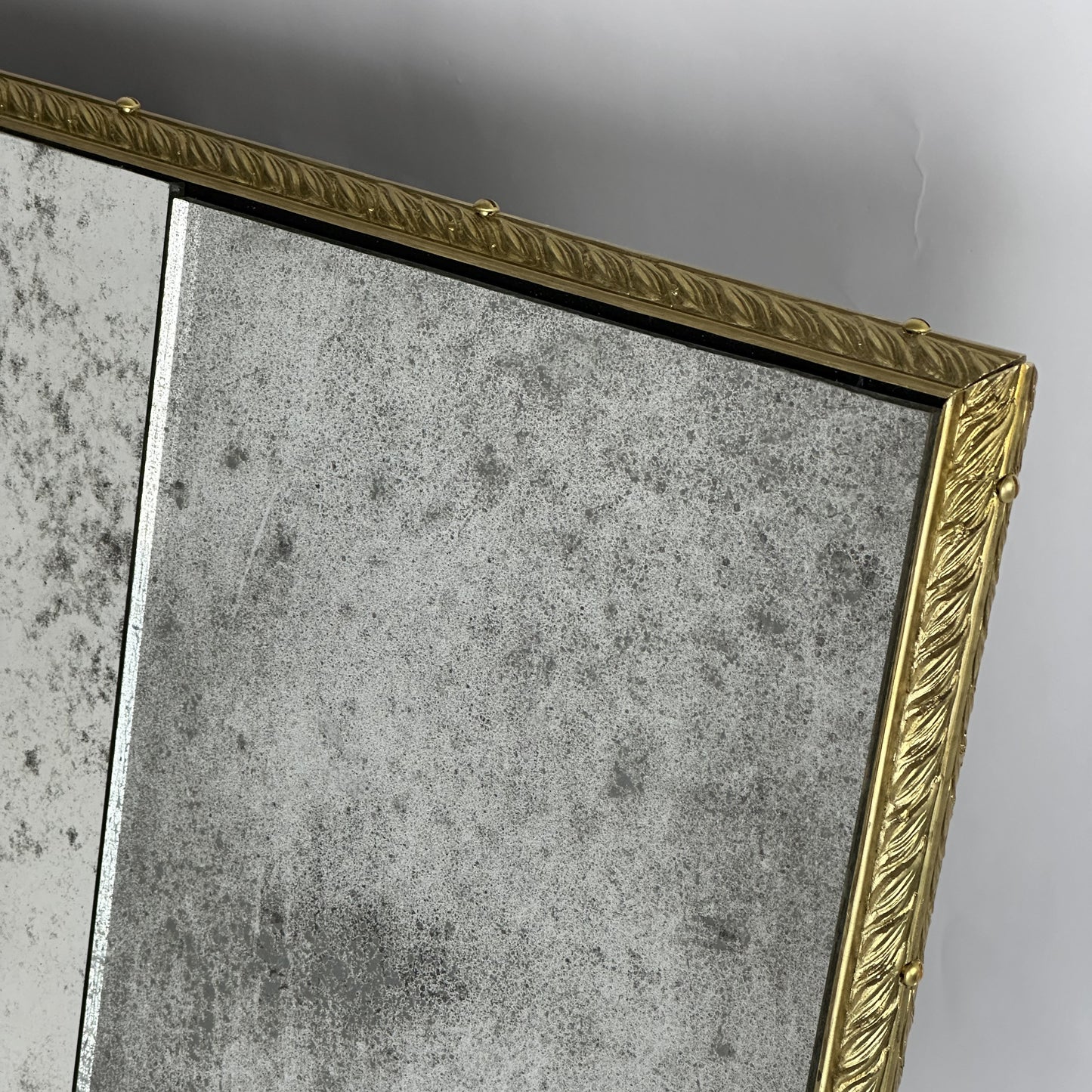 Miroir Prusse de style classique avec cadre en laiton personnalisable