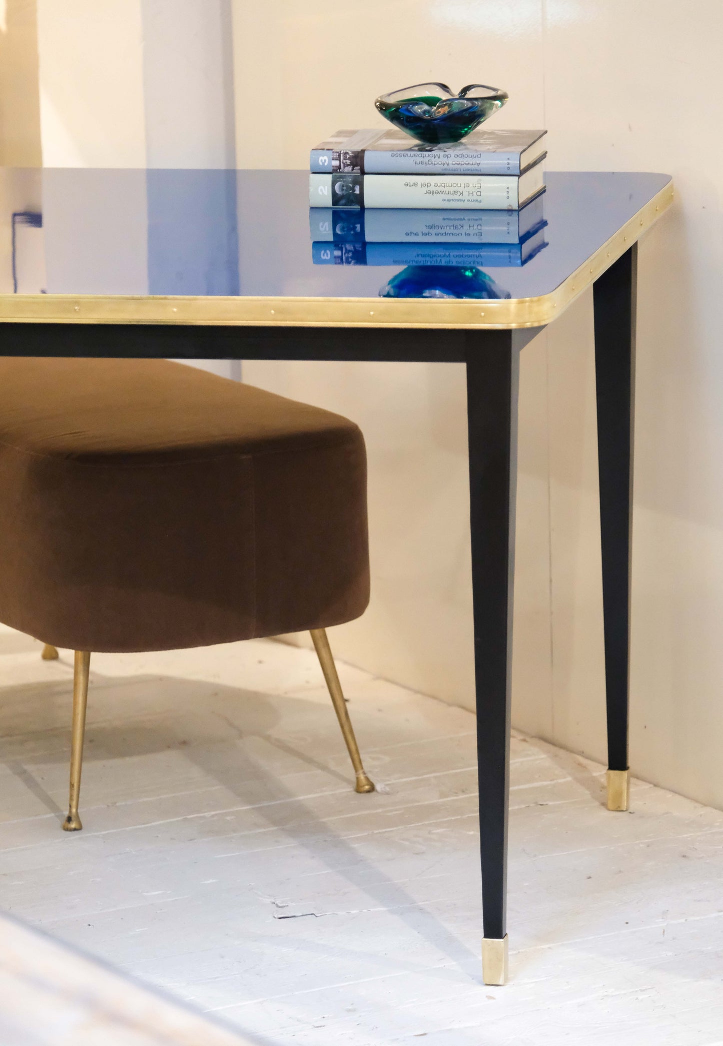 Tables de travail personnalisées en stratifié brillant et accents métalliques