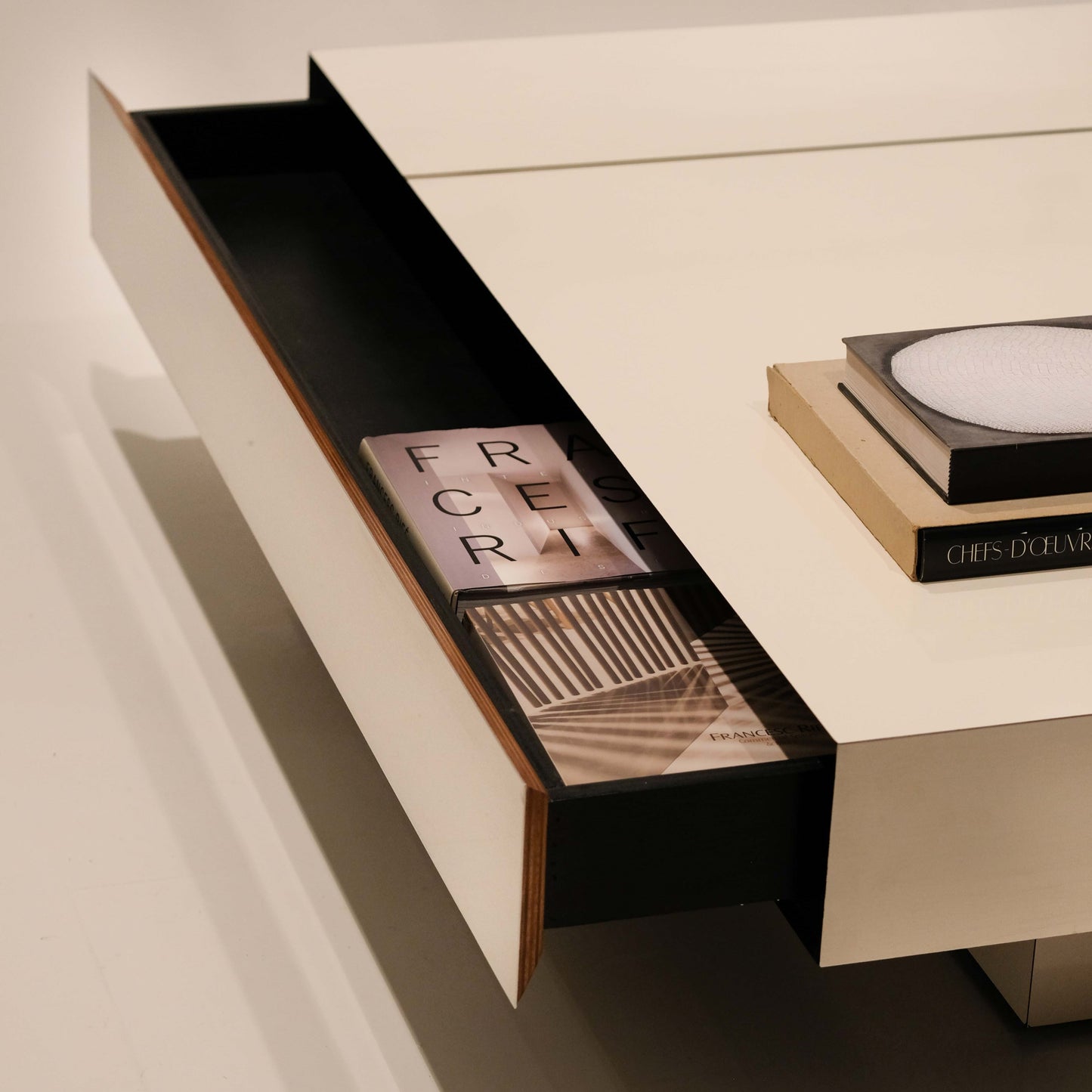 Table basse Malibu Stratifié brillant et laiton Inspiration années 70