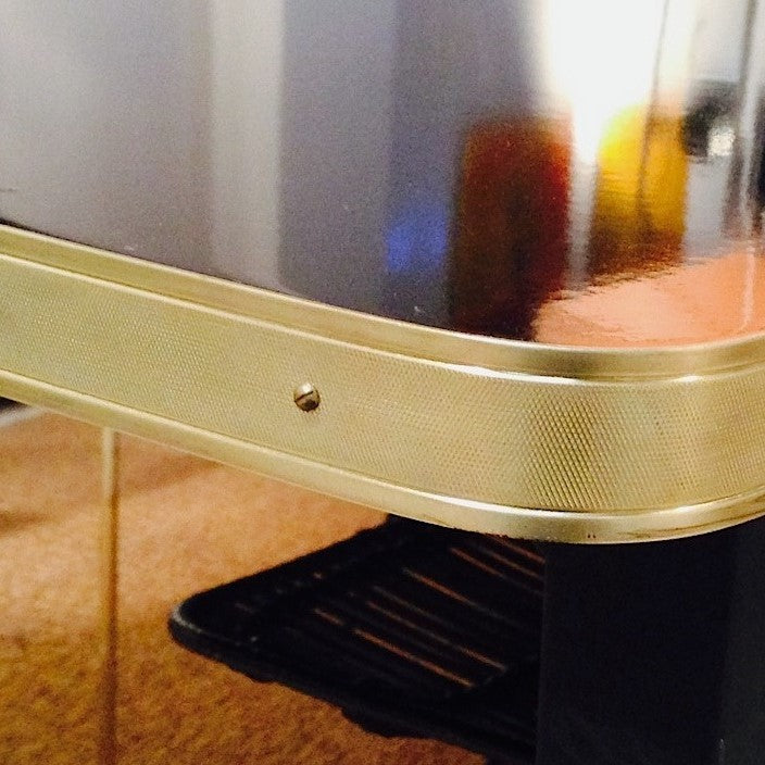 Table Juliette carrée avec pieds coniques brillants et détails en laiton