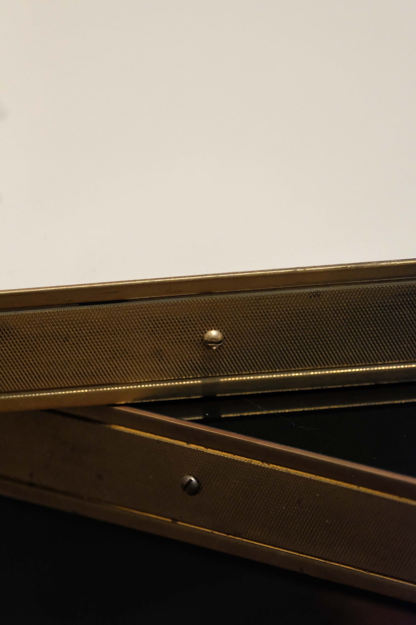 Cabecero de Cama Julieta Mid-Century a Medida Detalles de Latón