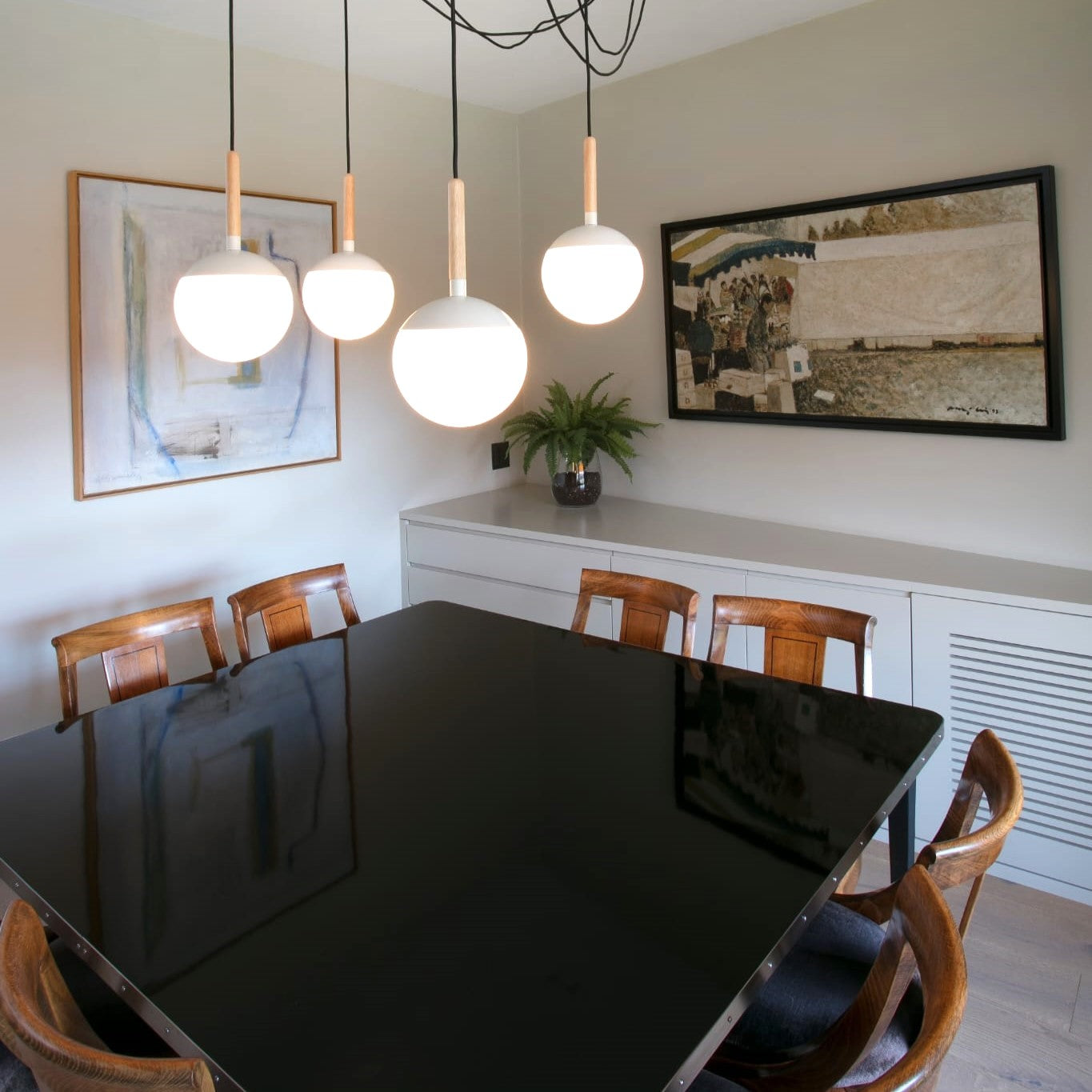 Table Juliette carrée avec pieds coniques brillants et détails en laiton