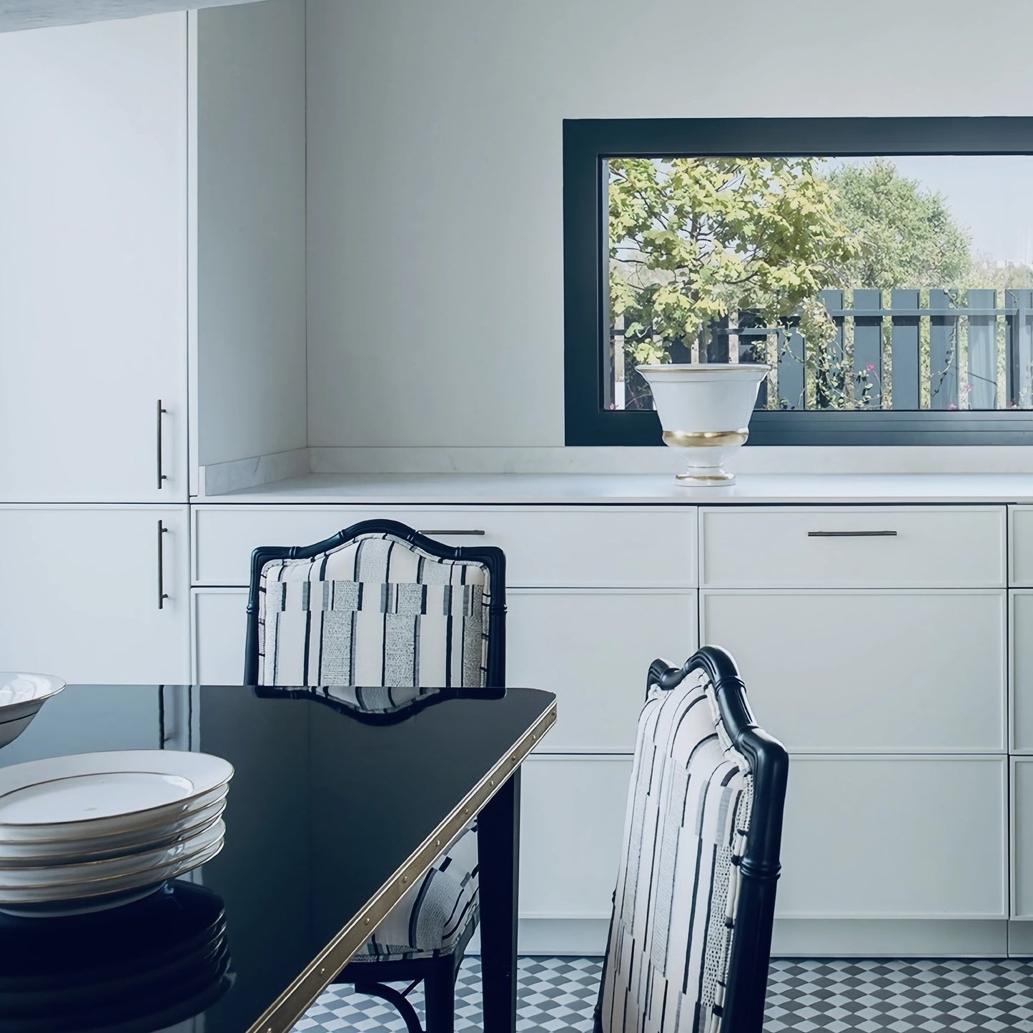 Table Juliette rectangulaire avec pieds coniques brillants et détails en laiton