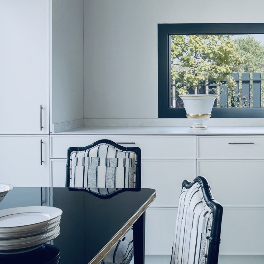 Table Juliette carrée avec pieds coniques brillants et détails en laiton