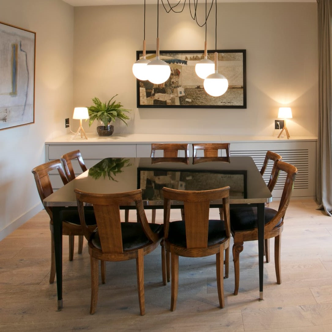 Table Juliette carrée avec pieds coniques brillants et détails en laiton