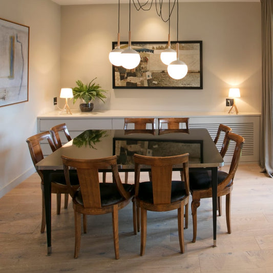 Table Juliette carrée avec pieds coniques brillants et détails en laiton