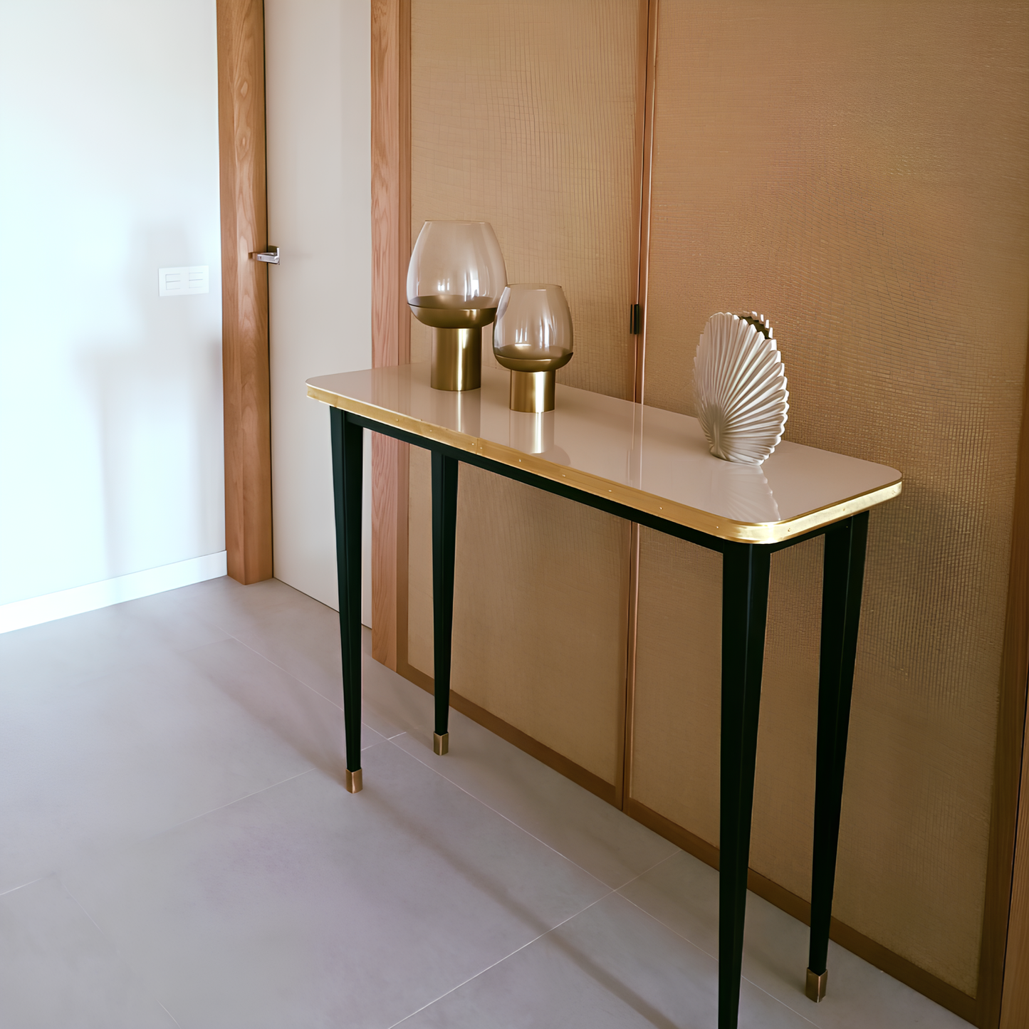 Console de la collection Julieta avec détails personnalisables en laiton d'inspiration années 50