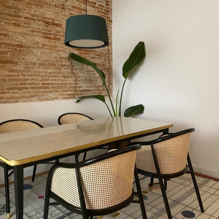 Table Juliette rectangulaire avec pieds coniques brillants et détails en laiton