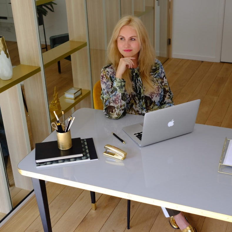 Tables de travail personnalisées en stratifié brillant et accents métalliques