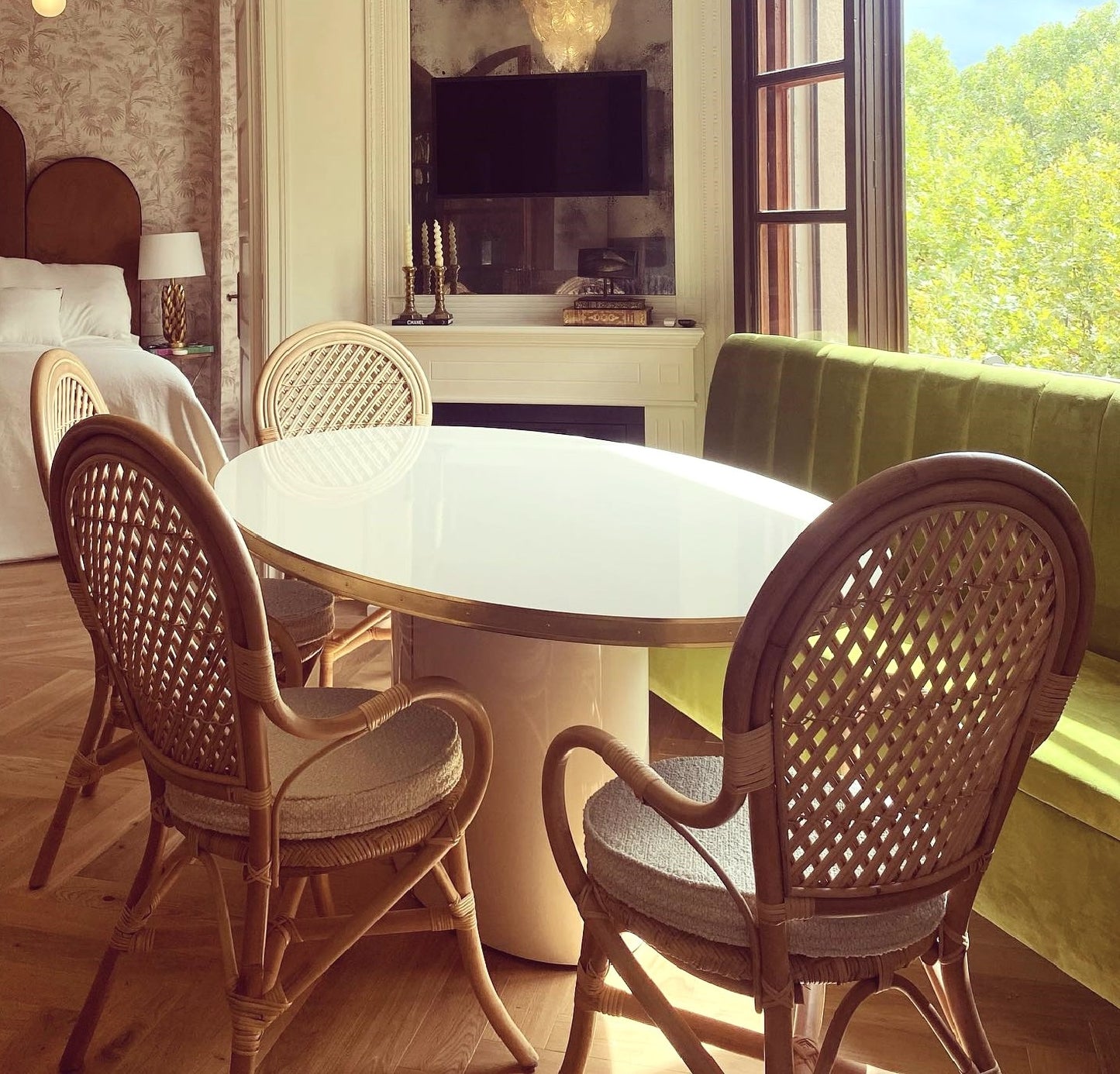 Table Julieta Ovale ou Rectangulaire avec piédestal Personnalisable en Finitions et Dimensions