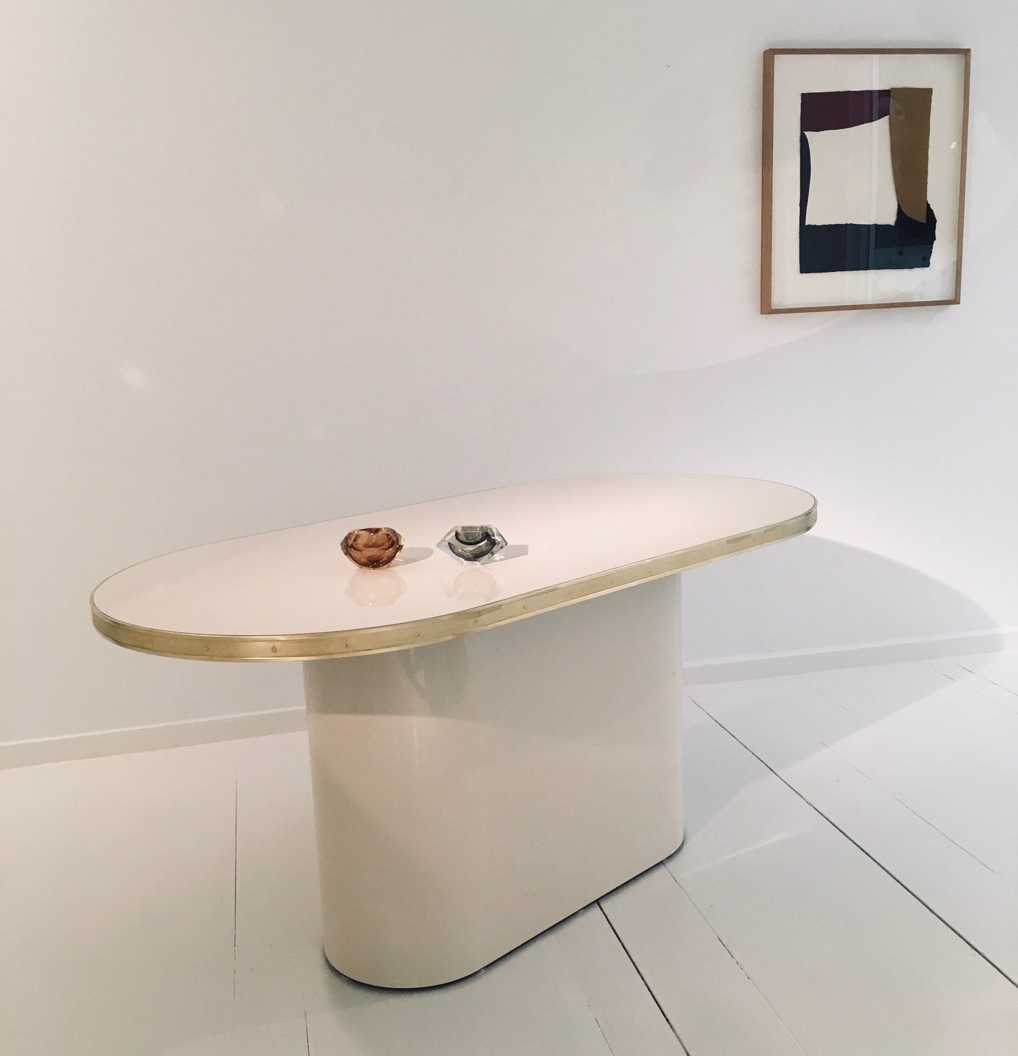 Console de la collection Julieta avec détails en laiton et base centrale personnalisable