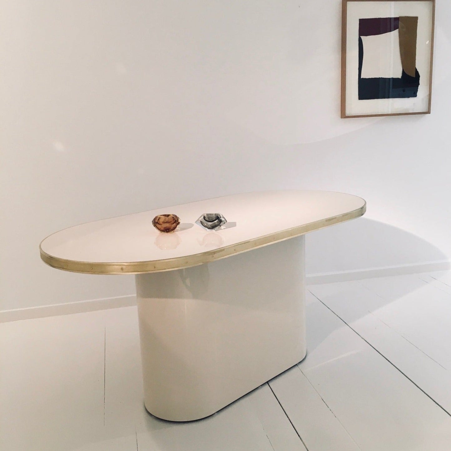 Console de la collection Julieta avec détails en laiton et base centrale personnalisable