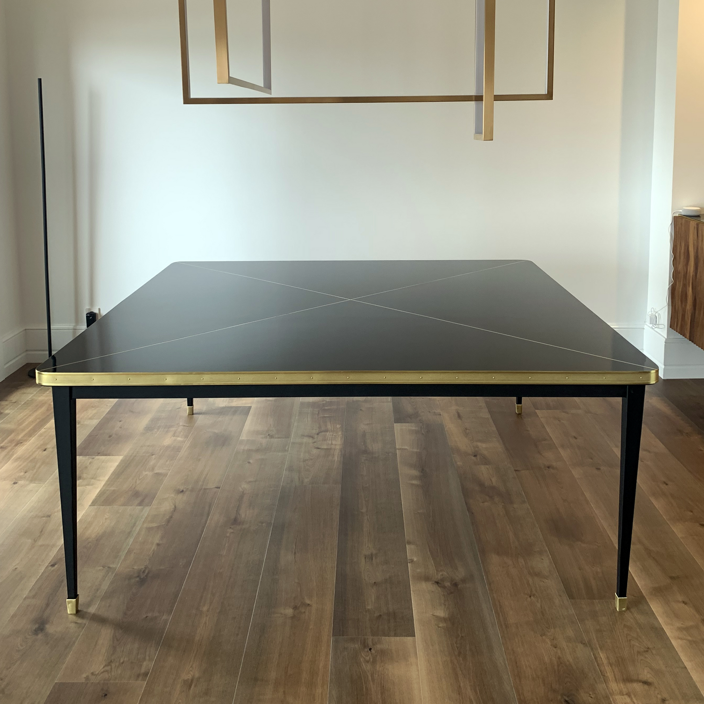 Table Juliette carrée avec pieds coniques brillants et détails en laiton