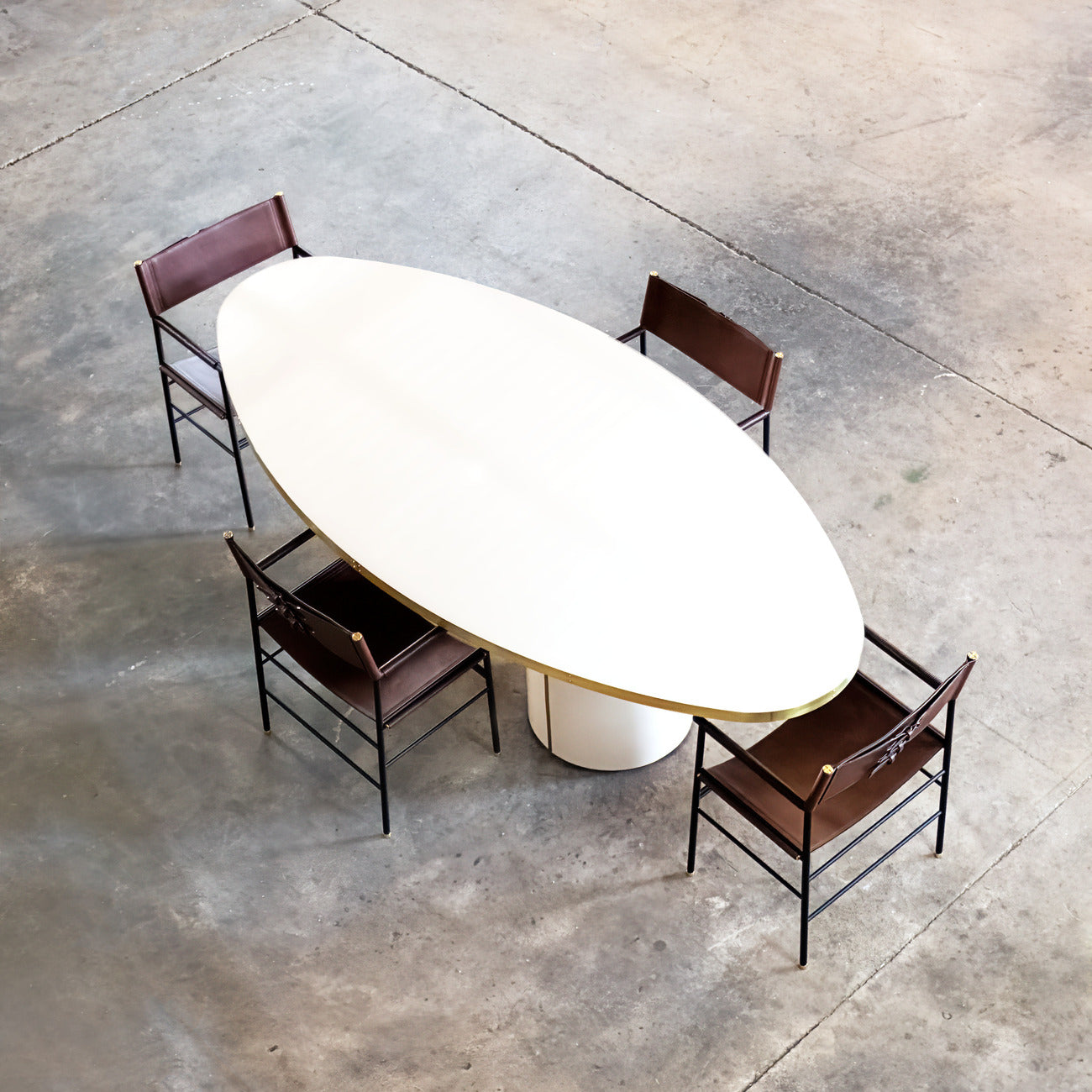 Malibú Oval Dinning Table Vintage-Inspired with Pedestal, Customizable & Handcrafted