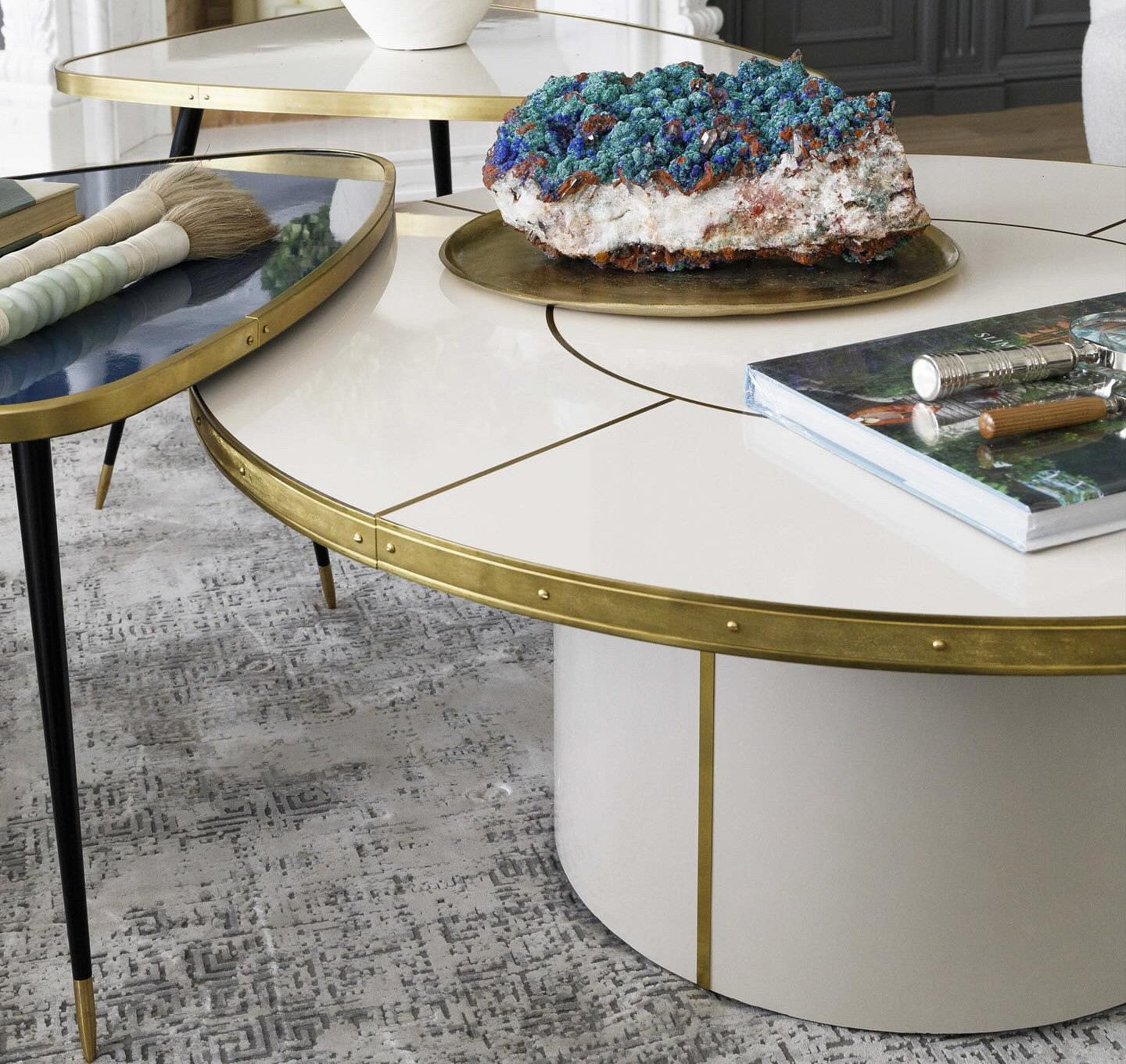 Julieta Pedestal Coffee Table in High Gloss Laminate and Metal Details