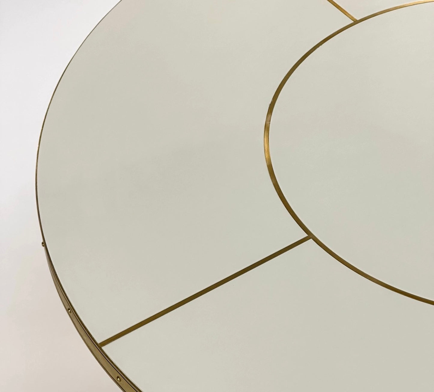 Round Julieta Dinning Table with Pedestal, High Gloss Laminate and Metal Details