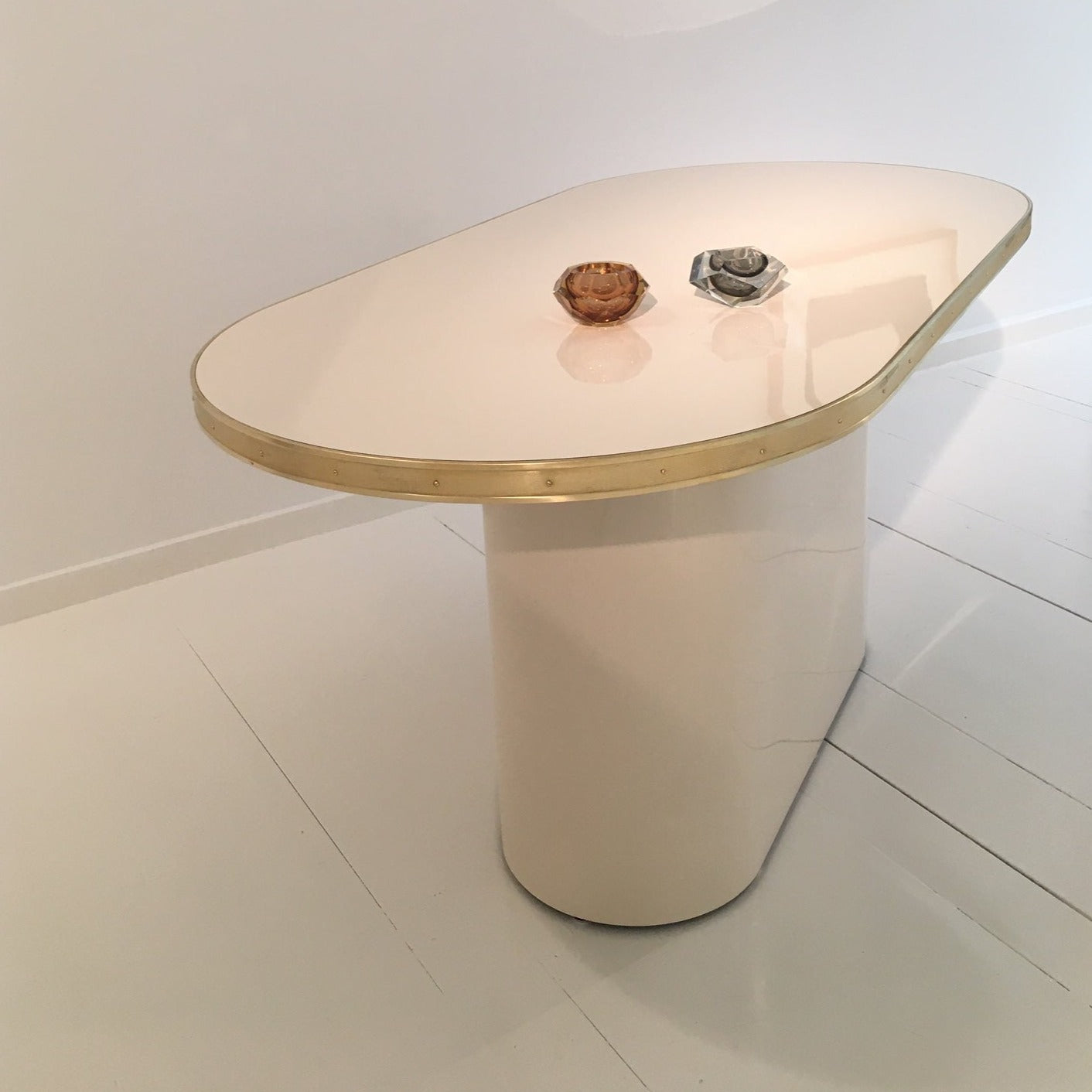 Julieta Console Table in High Gloss Laminate with Brass Details and Pedestal Leg